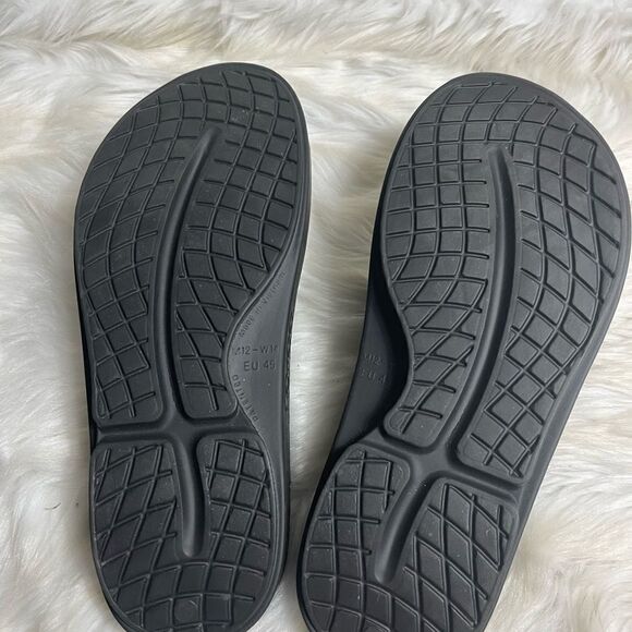OOFOS Unisex Black Rubber slip on thong sandals Men SZ12 Women SZ14 - Picture 10 of 11